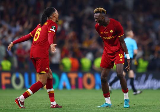 🎥 | Tammy Abraham kust Chris Smalling na gewonnen finale: 'Je bent de beste'