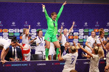 🎥​ | Persconferentie Wiegman crashen! Engelse voetbalvrouwen zingen 'it's coming home'
