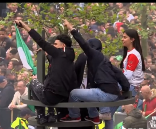 🎥 | Feyenoord-fan meldt zich ziek, klimt bij feest in lantaarnpaal, baas ziet hem...