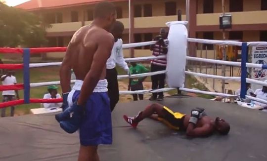🎥 | Wat is dit? Nigeriaanse bokser probeert tegenstander te slaan, maar gaat zelf KO