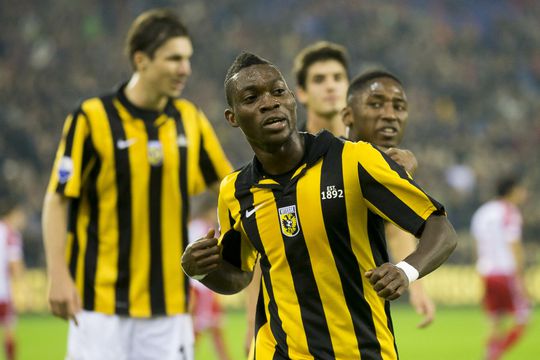 Vitesse draagt rouwbanden tegen FC Volendam als eerbetoon aan oud-speler Atsu