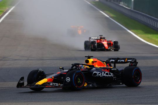 Knap: Max Verstappen wint 'korte' en natte sprintrace op Spa ondanks late bandenwissel