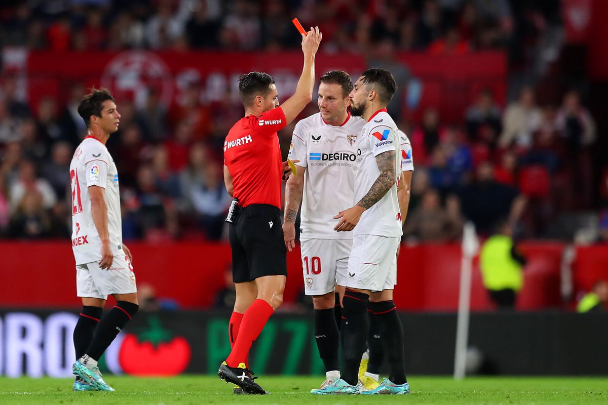 🎥​🟥​🟥​ | Sevilla maakt het zichzelf alweer onmogelijk: 2 keer rood en 2 tegengoals