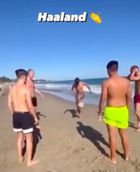 🎥 | Vakantie! Erling Haaland trapt balletje met strandgangers in Marbella