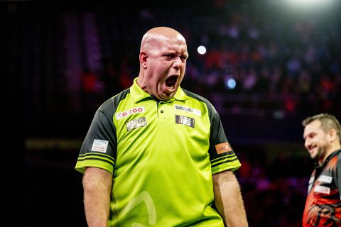 🎥 | BAM! Michael van Gerwen voor eigen publiek naar finale 7e speelavond Premier League