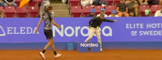🎥 | Alex Molcan laat lijnrechter scheel kijken met tennisbal in zijn ballen