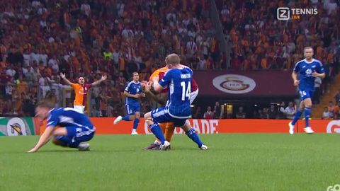 🎥🤕 | Autsj! Molde-teamgenoten met de koppen tegen elkaar: allebei bloedend van het veld