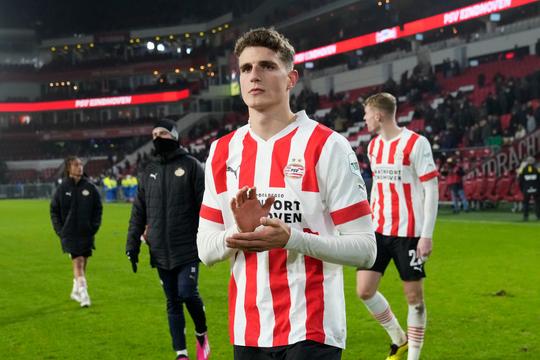PSV-matchwinner Guus Til niet bang voor concurrentie: 'Zorgen dat ik een kanon ben'