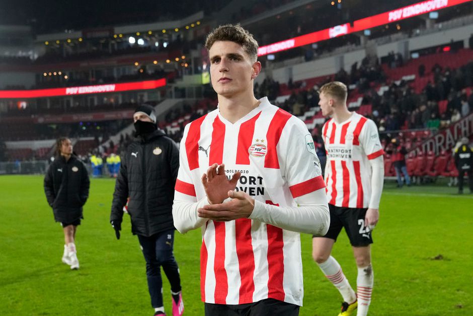 PSV-matchwinner Guus Til niet bang voor concurrentie: 'Zorgen dat ik een kanon ben'
