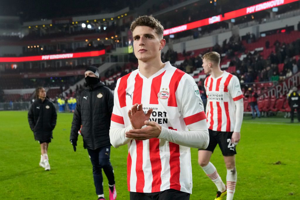 PSV-matchwinner Guus Til niet bang voor concurrentie: 'Zorgen dat ik een kanon ben'
