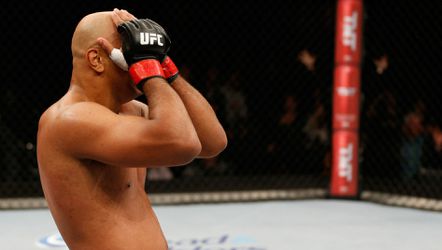 🎥 | Huh?! MMA-vechter slaat tegenstander knock-out, viert feest buiten ring maar moet door