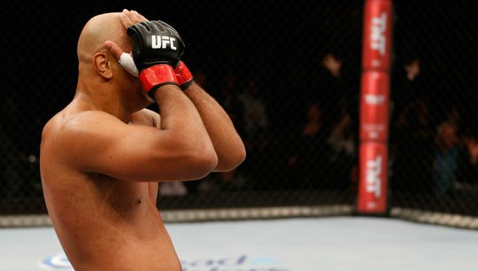🎥 | Huh?! MMA-vechter slaat tegenstander knock-out, viert feest buiten ring maar moet door