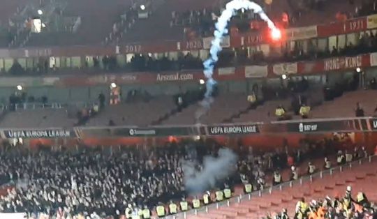 🎥 | PSV-fans bekogelen Arsenal-fans met vuurwerk na afloop Europa League-duel