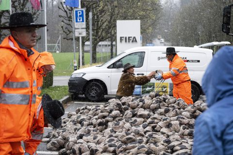 6500(!) 'lekke ballen' voor het hoofdkantoor van FIFA gegooid