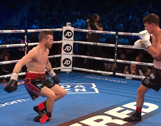 🎥 | AU! Boksen of ballet? Bokser Robbie Davies Jr geeft op na verzwikte enkel