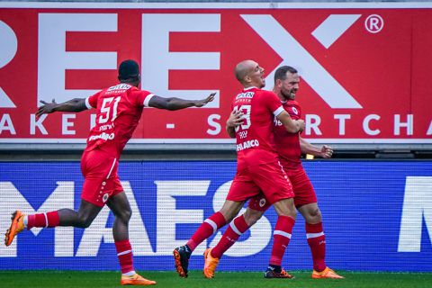 Janssen helpt Mark van Bommel aan 7e zege op rij: spits van Antwerp FC ramt penalty tegen de touwen