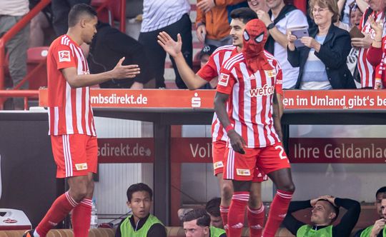 🎥 | Sheraldo Spiderman Becker trakteert Mark Flekken op panna