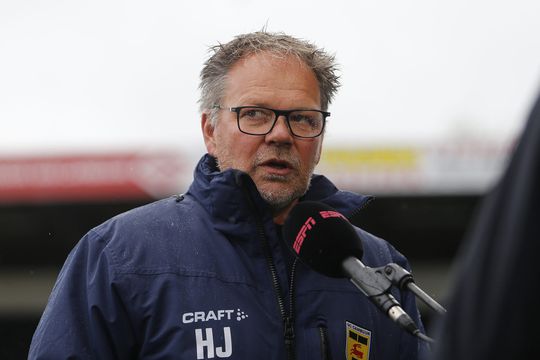 Walgelijk spandoek van Heerenveen-'fans’ over zieke Cambuur-trainer Henk de Jong
