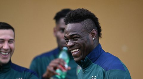 Mario Balotelli weet het zeker: 'Qua kwaliteit doe ik niet onder voor Messi of Cristiano Ronaldo'