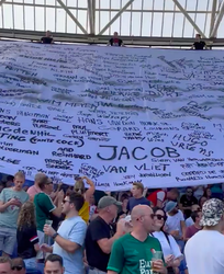🎥 | Mooi: Feyenoorders brengen met prachtig megadoek eerbetoon aan overleden fans