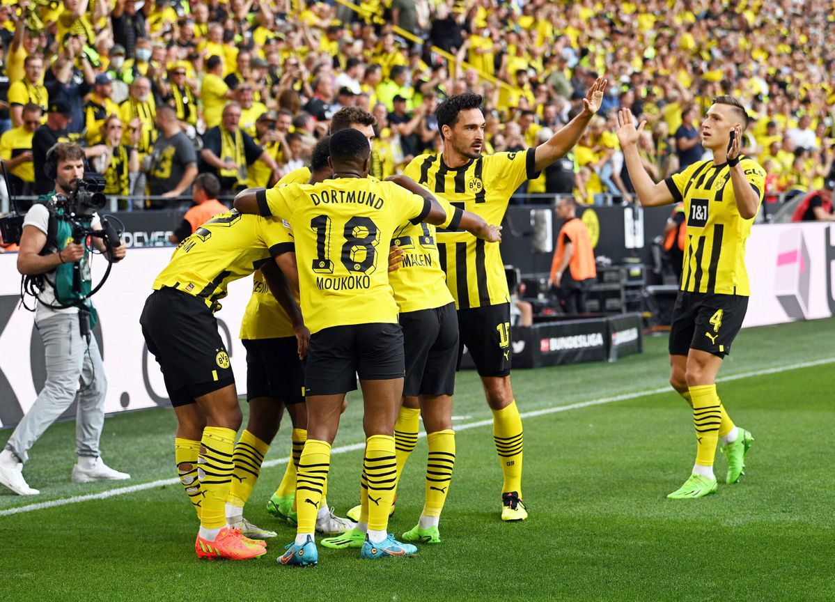 Borussia Dortmund verslaat Bayer Leverkusen; rood voor doelman Hradecky