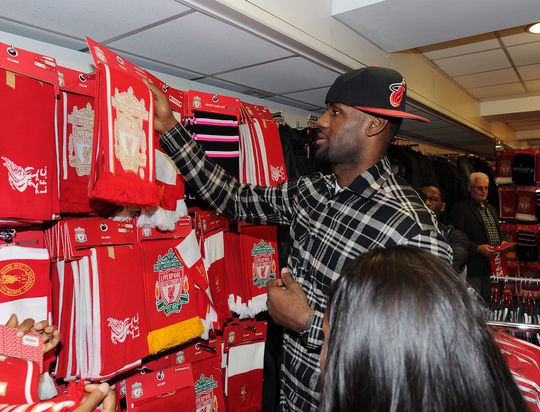 📸👕 | Speciaal shirt van LeBron James en Liverpool compleet afgekraakt: 'Is hij in Turkije geweest?'