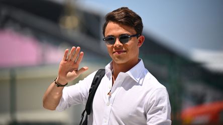 Nyck de Vries rijdt voor F1-team Williams bij 1e vrije training voor Grand Prix van Spanje