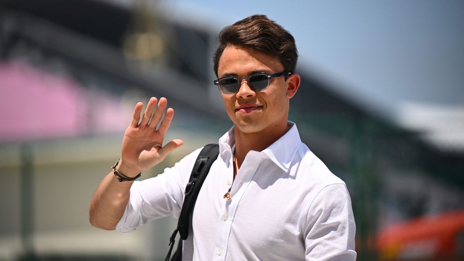 Nyck de Vries rijdt voor F1-team Williams bij 1e vrije training voor Grand Prix van Spanje