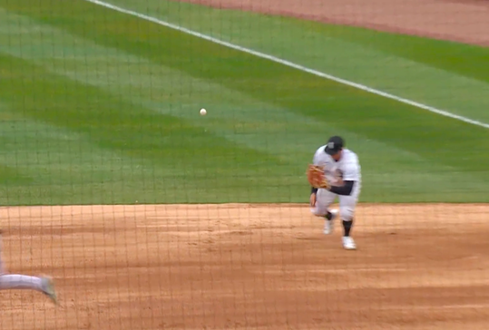 🎥 | Zien om te geloven: keihard geslagen honkbal vliegt DOOR handschoen heen