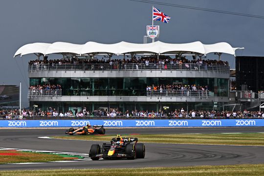 Rode vlag niet alleen voor crash! Demonstranten protesteren óp circuit Silverstone