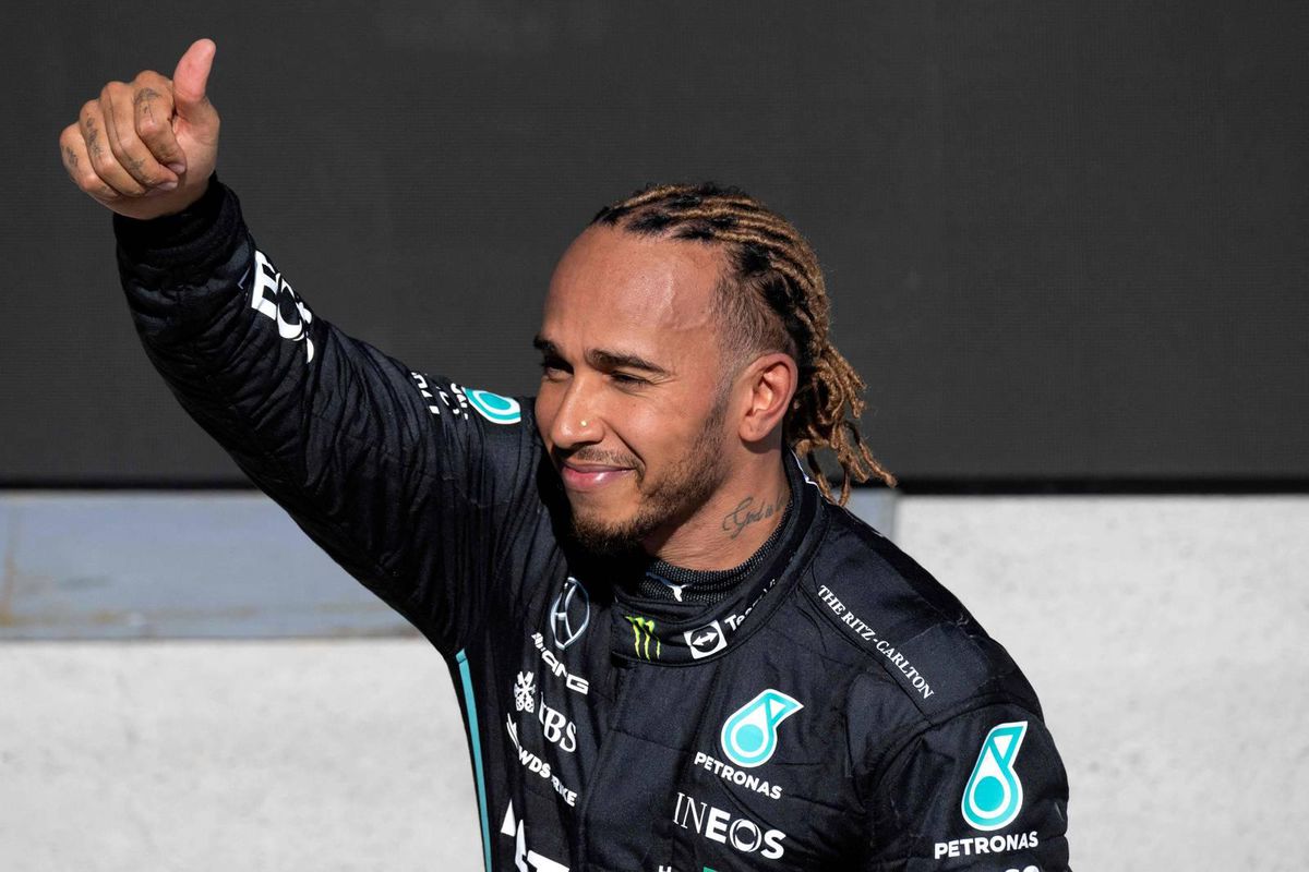 Pijnvrije Lewis Hamilton kan weer een beetje lachen: 'Deze auto wordt steeds leuker'