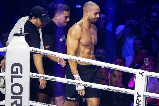 Badr Hari blijft zich verschuilen en ontbreekt ook bij weging en staredown