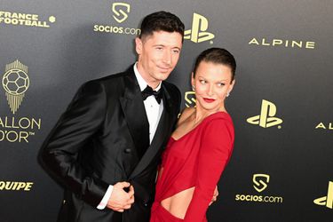 Robert Lewandowski ontvangt uit handen van familie Gerd Müller speciale prijs