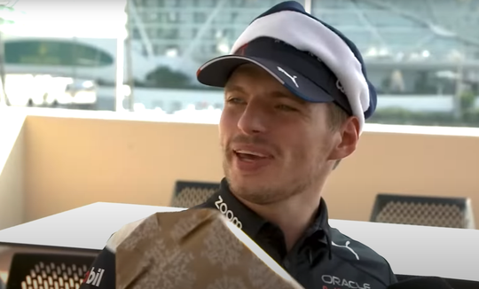🎥🎁 | Wat lief! Max Verstappen krijgt attent cadeautje van rivaal in F1 Secret Santa