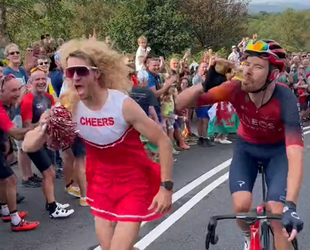 🎥🍺 | Proost! Wielrenner drinkt biertje tijdens Tour of Britain