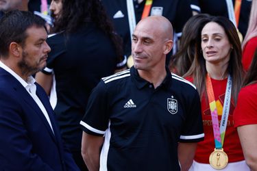 11 stafleden van het Spaans vrouwenelftal stappen op na aanblijven kussende voorzitter