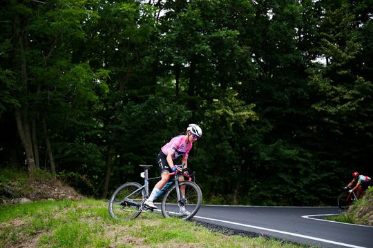Annemiek van Vleuten is ondanks valpartij sneller dan de rest en blijft leider in Giro Donne