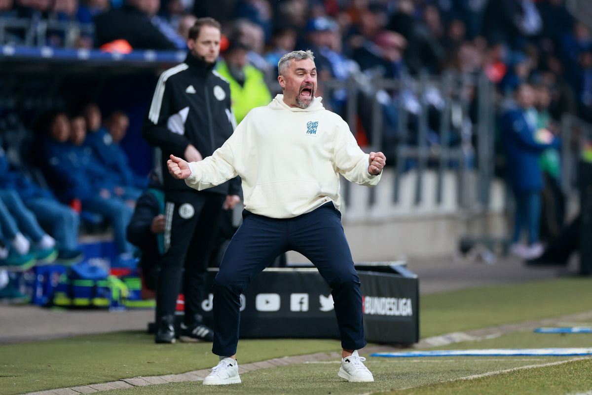 Rijstgooiende Bochum-fans kleineren Schalke-trainer Reis: 'Eerloze klootzak'