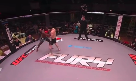 🎥 | Op tijd thuis: Fury FC-vechter na 13 seconden KO geslagen bij MMA-debuut