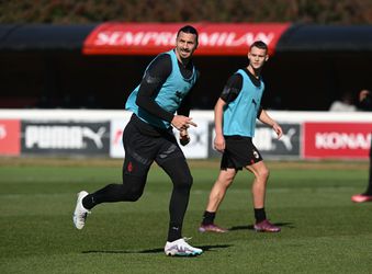 🎥 | Zlatan Ibrahimovic (41) traint samen met zoon Maximilian (16) bij jeugdteam AC Milan