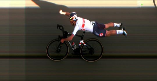 🎥 | Superman! Check hier Tom Pidcock over de finish komt bij WK veldrijden