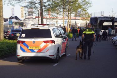 Wedstrijden Spakenburg garantie voor rellen: dranghekken vliegen in het rond, politiehonden in actie