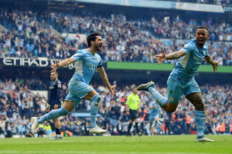 Krankzinnige slotdag: Manchester City redt eigen hachje en is kampioen van Engeland