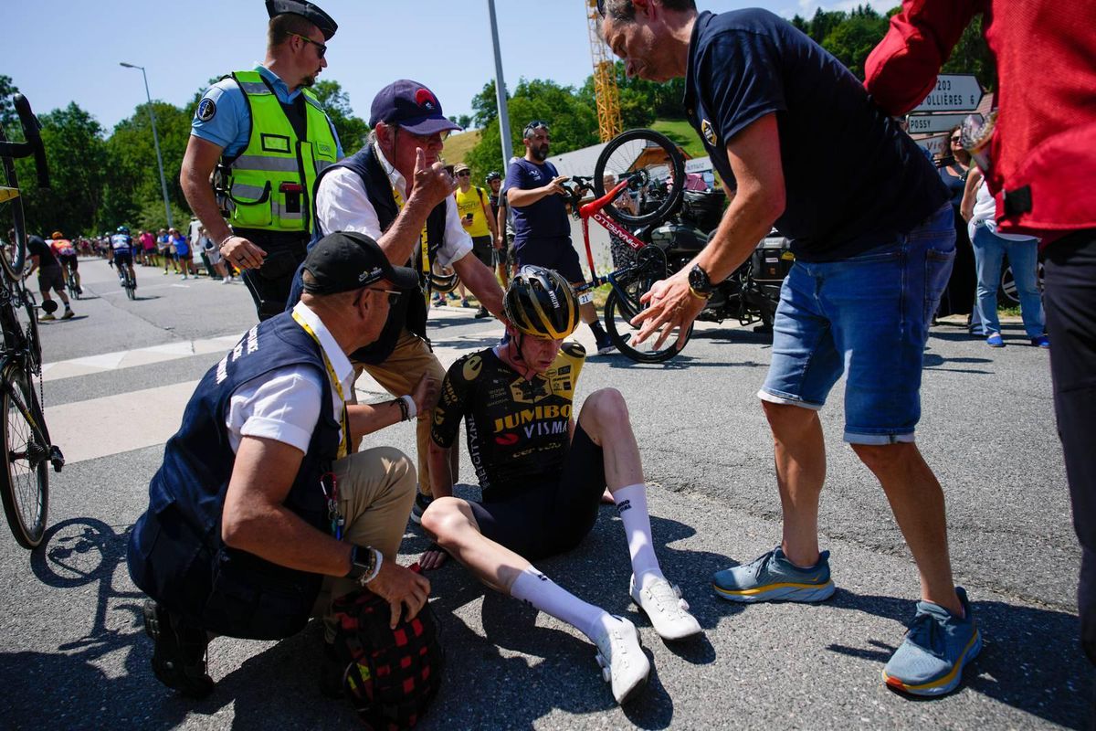 Jumbo-Visma over de rooie: 'Het is jammer dat hij door een toeschouwer van zijn fiets wordt geslagen'