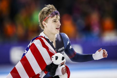 De jongste wereldkampioen ooit: 18-jarige Jordan Stolz pakt goud op 500 meter