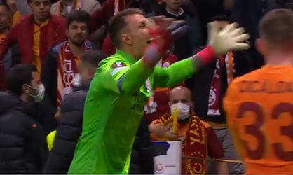 🎥 | Galatasaray-keeper Muslera flipt van flessen die eigen fans gooien