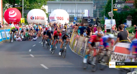🎥 | Renners duikelen over elkaar heen tijdens massasprint in 5e etappe Ronde van Polen