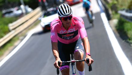 Mathieu van der Poel raakt roze trui kwijt op Etna, dramatische dag Tom Dumoulin