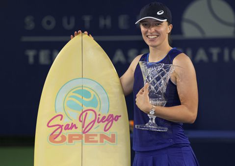 Iga Swiatek wint een surfboard na nieuwe toernooizege: 'Morgen ga ik genieten van het strand'