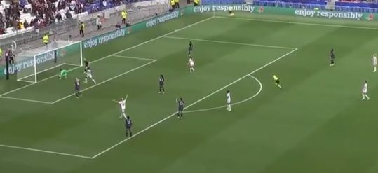 🎥​ | Ze heeft 'm, ze heeft 'm... Ze heeft 'm niet: enorme blunder in Champions League voor vouwen